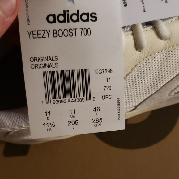 Yeezy 700 - Picture 4 of 7